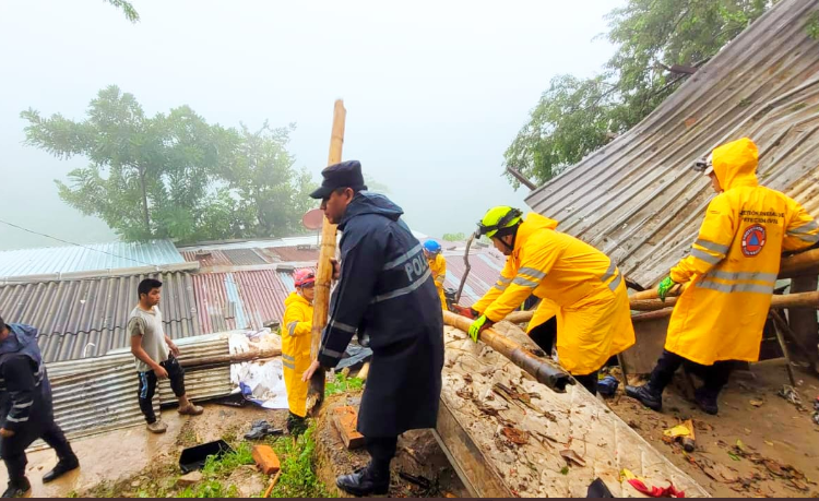 Un menor murió a causa de un derrumbe que cayó sobre su vivienda en Santo Tomás
