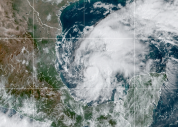 Tormenta tropical Karl se fortalece en el Golfo de México en dirección a Veracruz