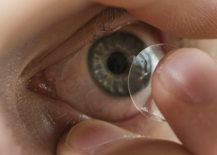 Una oftalmóloga remueve 23 lentes de contacto alojadas en el ojo de una anciana