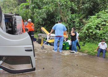 Varios niños lesionados al volcar un microbús del Centro Escolar Masferrer en carretera Los Chorros