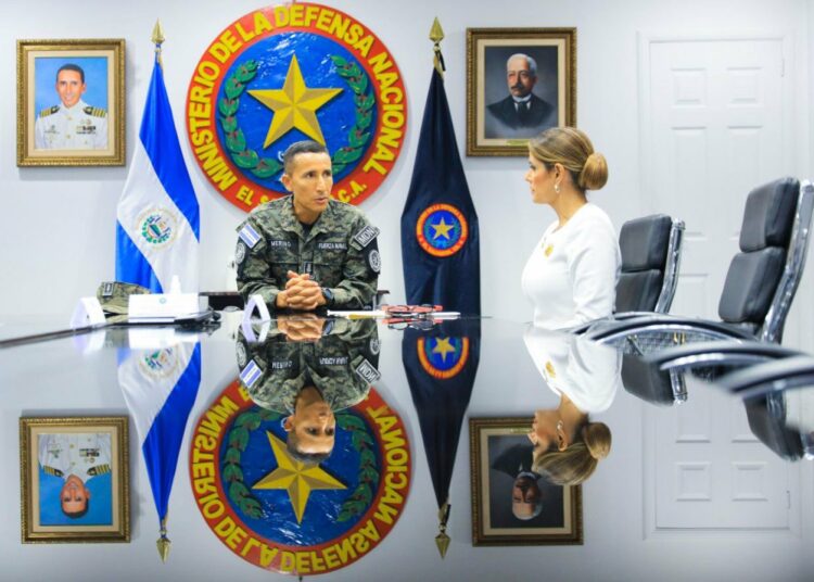 Embajadora Milena Mayorga coordina donación de $15,000 para familias de soldados fallecidos por tormenta Julia