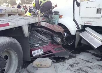 (IMÁGENES FUERTES) Fuerte accidente en la México-Querétaro dejó un carro prensado entre dos tráileres