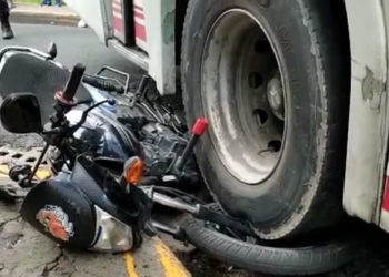 «Vivo de milagro», así quedó un motociclista bajo de las llantas de un autobús en Santa Tecla