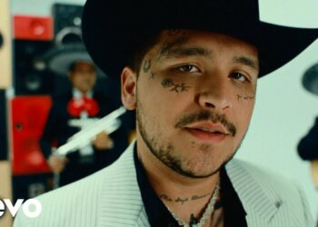 (VIDEO) Christian Nodal revela en pleno concierto por qué decidió tatuarse la cara