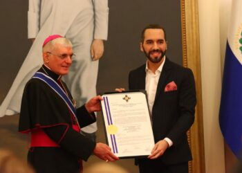 Presidente Bukele condecora a nuncio apostólico saliente con la «Orden José Matías Delgado»