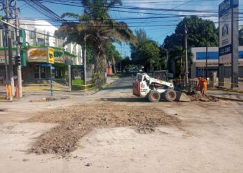 Gobierno restaura vía dañada por cárcava en Paseo General Escalón