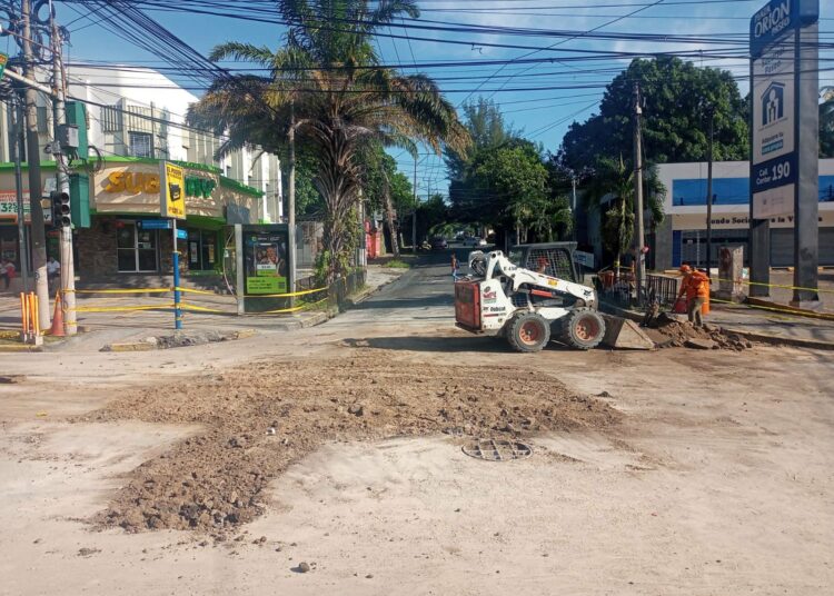 Gobierno restaura vía dañada por cárcava en Paseo General Escalón