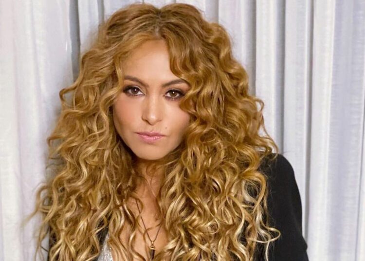 Paulina Rubio es captada haciendo este acto indecente