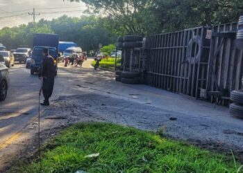 Conductor ebrio provoca vuelco de rastra sobre redondel Integración 2