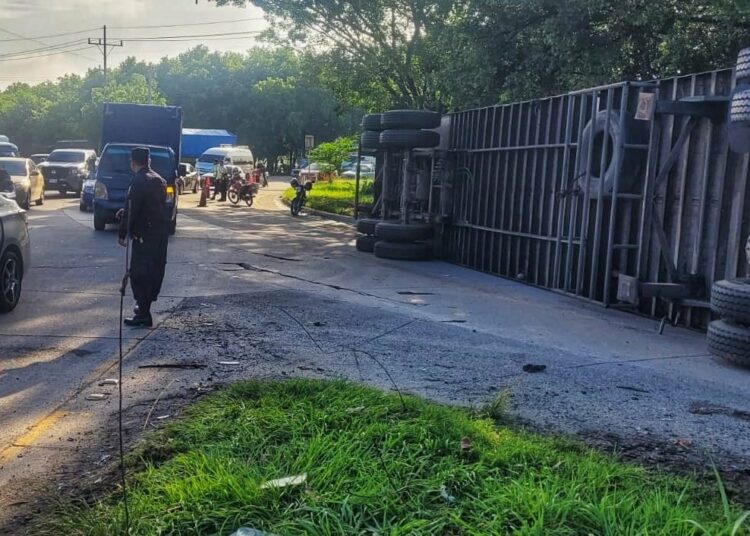 Conductor ebrio provoca vuelco de rastra sobre redondel Integración 2