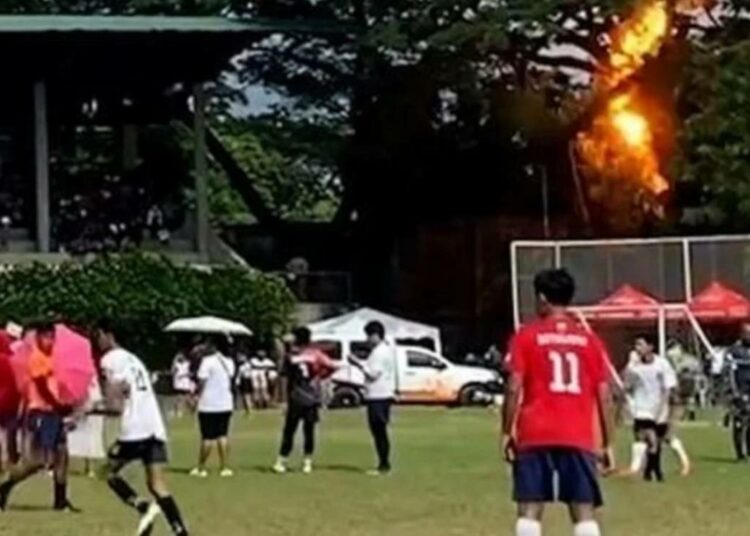 (VIDEO) Un rayo golpea a un árbitro en pleno partido de fútbol