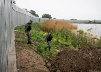 Encuentran casi 100 refugiados desnudos entre Grecia y Turquía