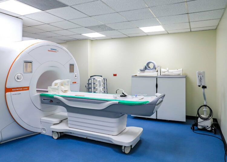 Ministro de Defensa inaugura nueva Sala de Resonancia Magnética en Hospital Militar