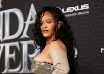 Rihanna volvió a la música con su tema “Lift me up”