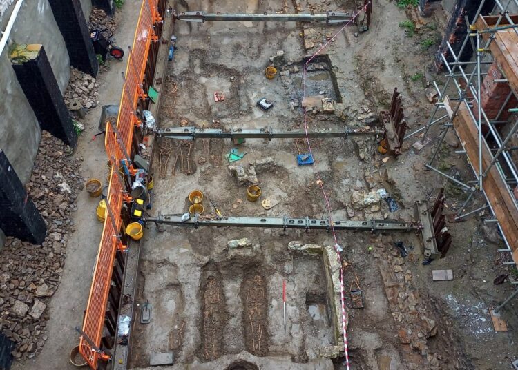 Hallan restos óseos de casi 300 personas bajo una antigua tienda en Reino Unido