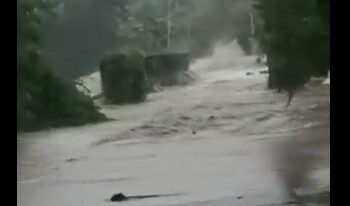 VIDEO | Colapsa puente Titihuapa, en Ciudad Dolores, Cabañas, por crecida de río