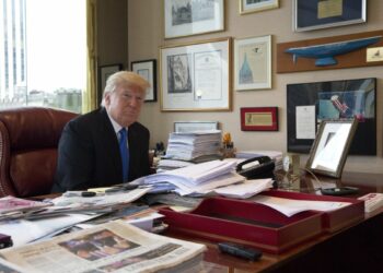 Un empleado de Trump dijo al FBI que el ex mandatario le ordenó mover las cajas de Mar-a-Lago tras la orden de devolución del Gobierno