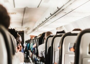 (VIDEO) Una joven se escapa del trabajo para irse de vacaciones y termina viajando en el mismo avión que su jefe