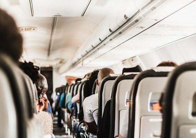 (VIDEO) Una joven se escapa del trabajo para irse de vacaciones y termina viajando en el mismo avión que su jefe