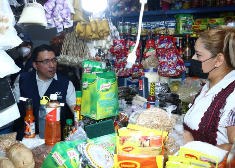 Defensoría del Consumidor verifica precios de productos en Santa Tecla