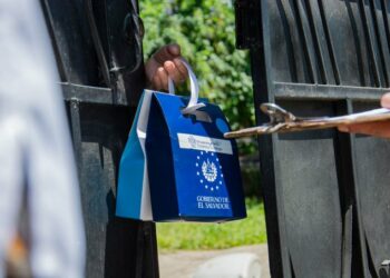 Salvadoreños continúan recibiendo medicamentos para el COVID-19 hasta la puerta de sus casas&nbsp;