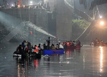 Nueve personas fueron detenidas por el derrumbe de un puente que dejó 134 muertos en India