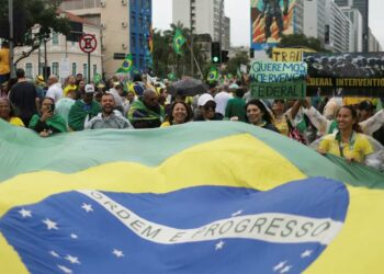 Miles de seguidores de Bolsonaro reclaman en Río de Janeiro una intervención militar para evitar que Lula da Silva asuma la presidencia