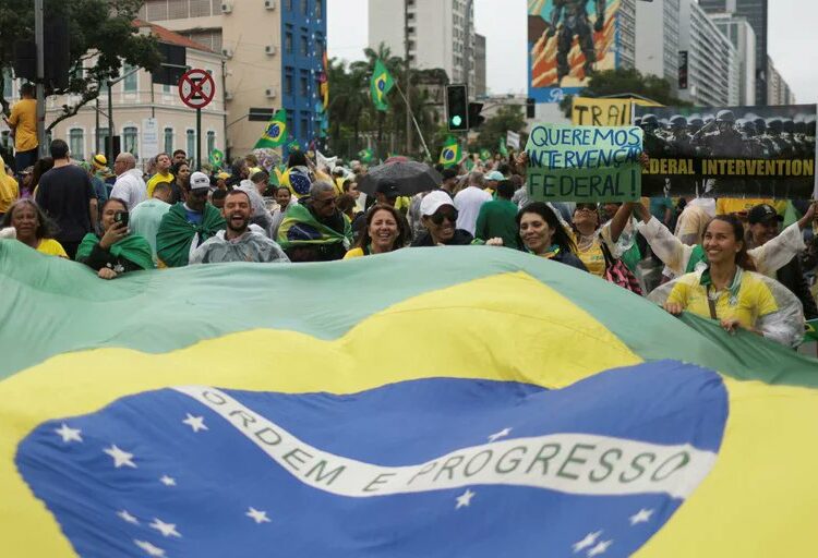 Miles de seguidores de Bolsonaro reclaman en Río de Janeiro una intervención militar para evitar que Lula da Silva asuma la presidencia
