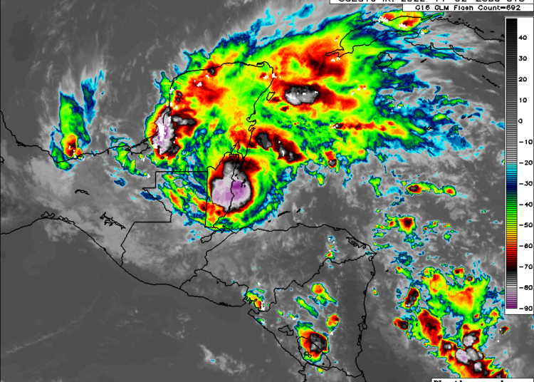 (VIDEOS) El huracán Lisa toca tierra en Belice