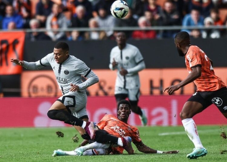 Mbappé salió con una molestia en la victoria del PSG y generó preocupación en Francia