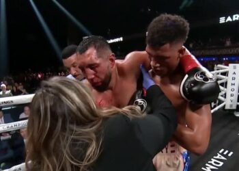 El boxeador Aidos Yerbossynuly quedó en coma tras sufrir un espeluznante nocaut