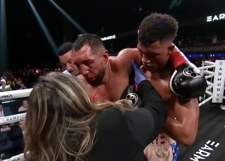 El boxeador Aidos Yerbossynuly quedó en coma tras sufrir un espeluznante nocaut