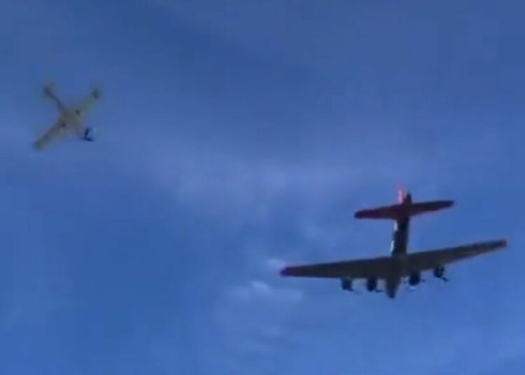 (VIDEOS) Dos aviones chocaron durante un show aéreo en Dallas