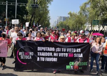 Oposición marcha contra reforma electoral en México
