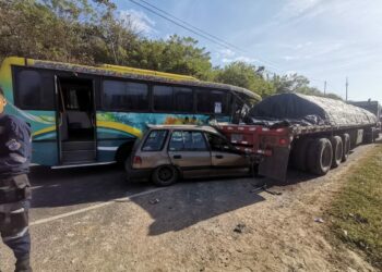 Triple accidente en carretera al Puerto de La Libertad deja 10 personas lesionadas
