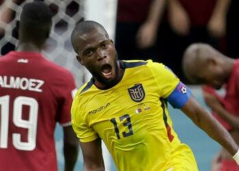 Ecuador debutó con autoridad y derrotó 2-0 al local en el partido inaugural