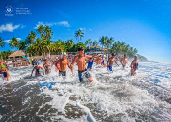 Realizan competencia «Natación para la Convivencia 2022», en playa El Zonte, La Libertad