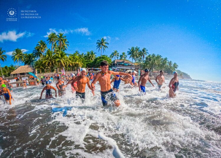 Realizan competencia «Natación para la Convivencia 2022», en playa El Zonte, La Libertad