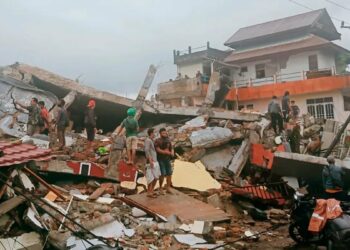 (VIDEOS) Al menos 44 muertos y unos 300 heridos deja un terremoto de 5,6 grados en la isla principal de Indonesia