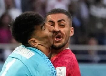 El escalofriante choque del arquero de Irán con un compañero que lo obligó a salir en camilla