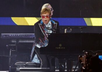 Elton John se despidió de EEUU con un emotivo concierto en Los Ángeles