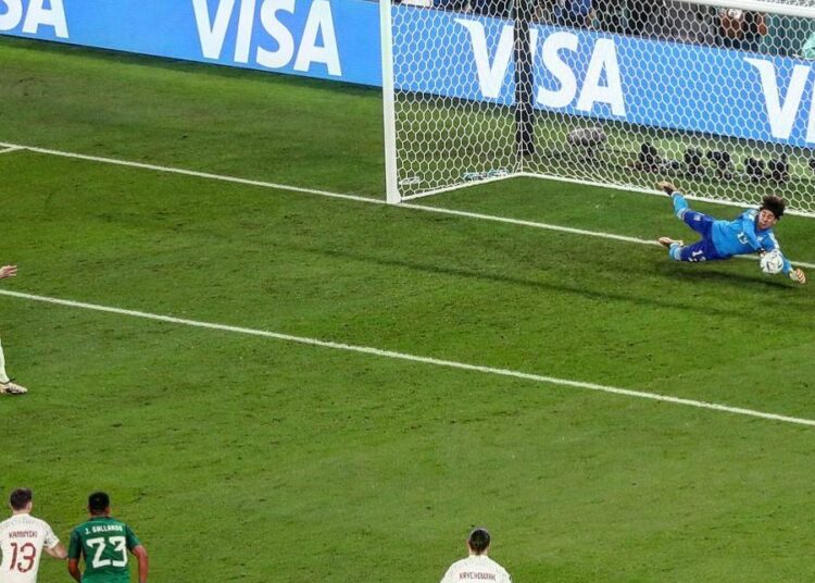 El portero Guillermo Ochoa se viste de héroe en empate sin goles entre México y Polonia