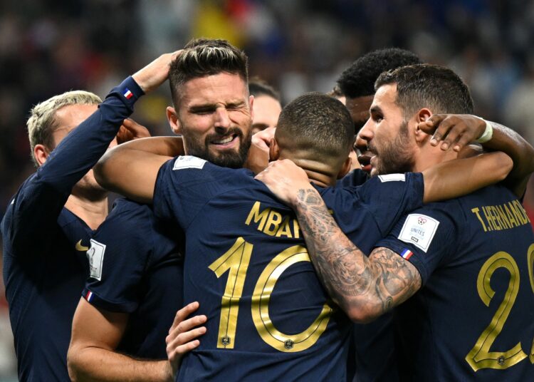 Francia remonta y golea a Australia para iniciar la defensa de su título