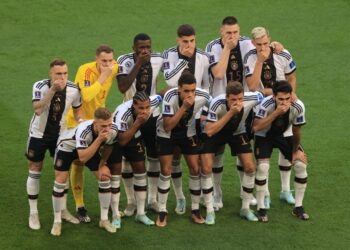 Los jugadores de Alemania se taparon la boca ante la amenaza de la FIFA de no poder usar el brazalete LGTB+