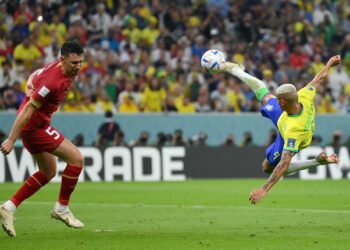 Buen debut de Brasil que venció a Serbia con doblete de Richarlison