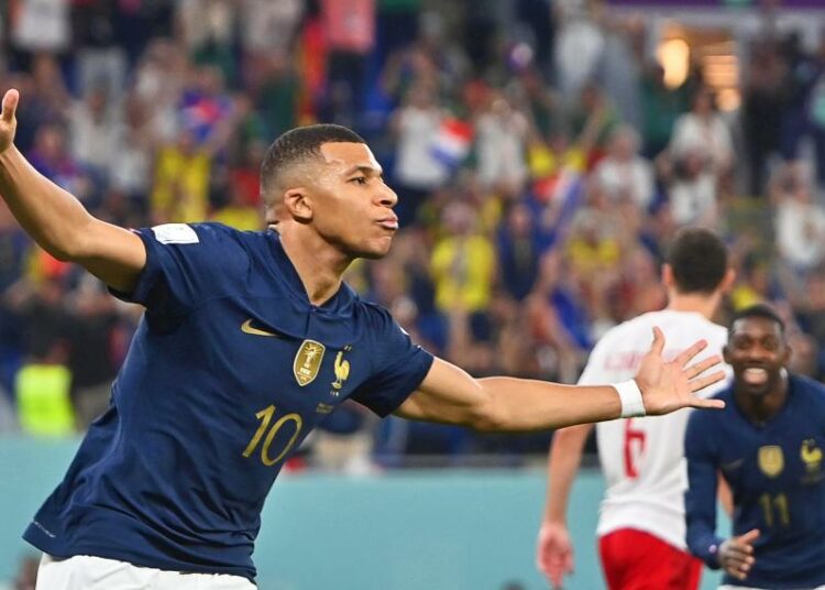 Con goles de Mbappé, Francia derrota a Dinamarca y asegura su clasificación a octavos de final