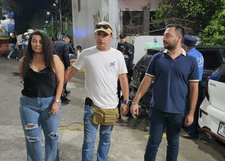 (VIDEO) Capturan a sujetos que vendían entradas falsas para el concierto de Bad Bunny en el estadio Cuscatlán