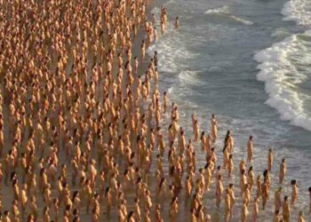 Cientos de australianos se desnudan en una playa para alertar sobre el cáncer de piel