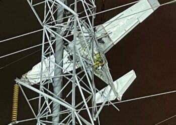 (VIDEO) Una avioneta se estrella contra una torre eléctrica y queda atrapada en la estructura