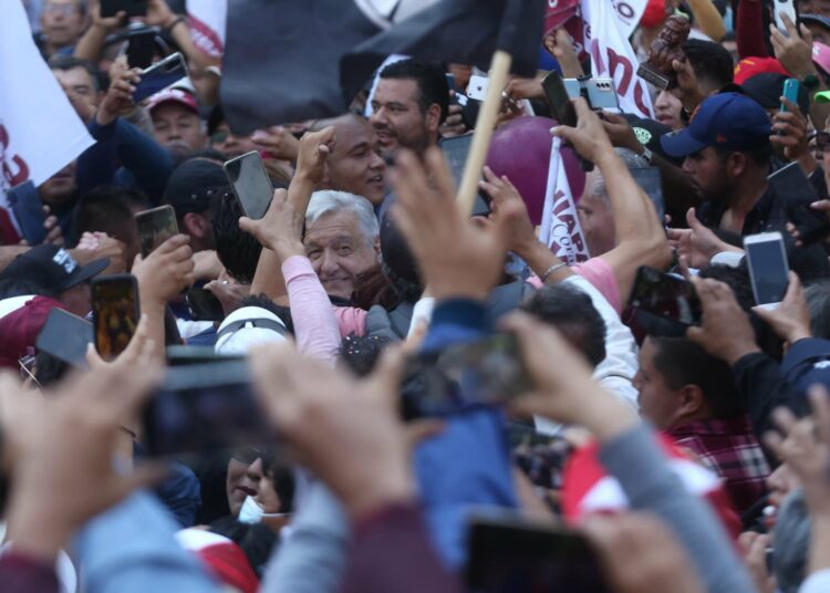 López Obrador encabeza marcha multitudinaria en México
